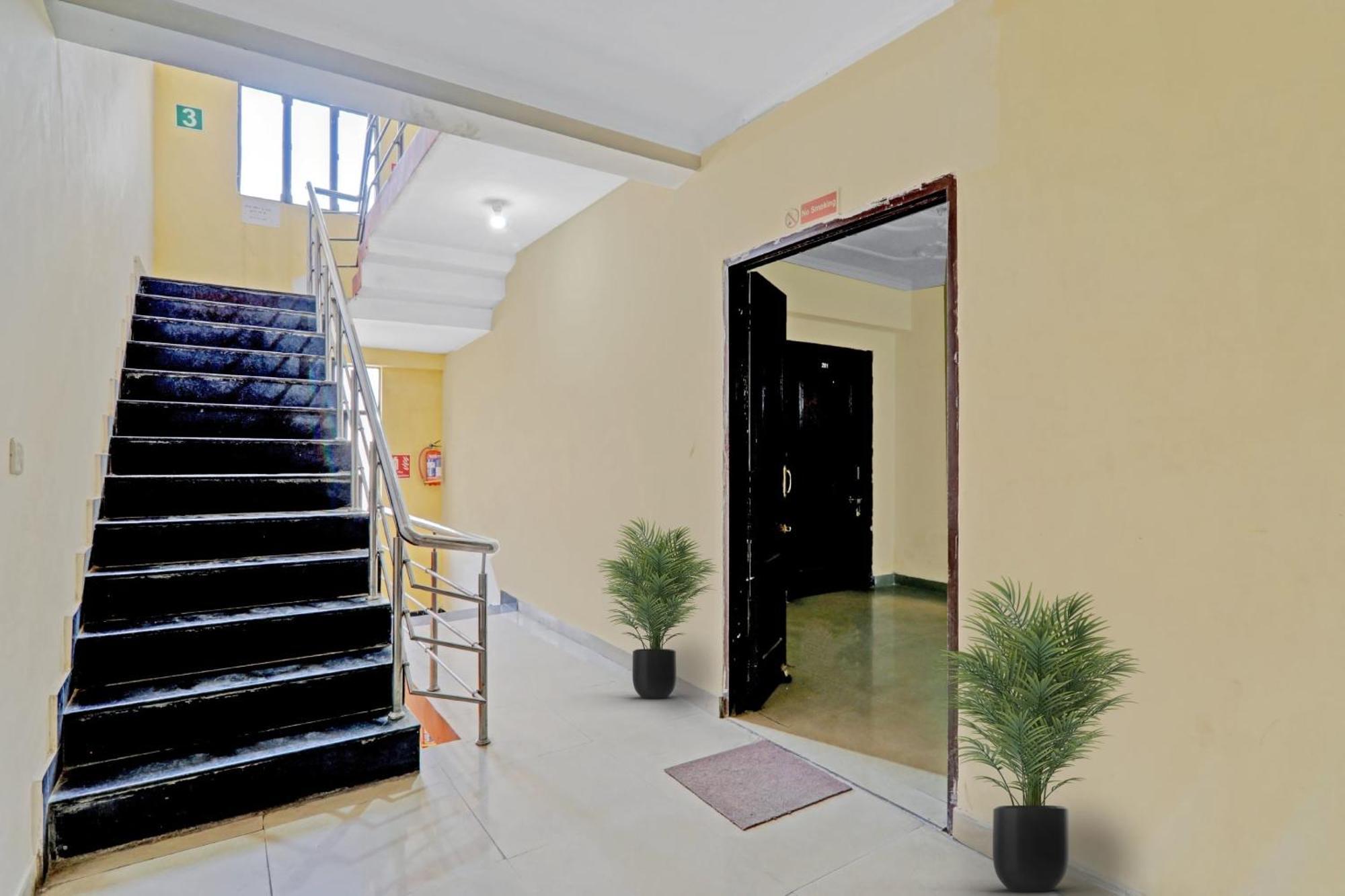 Hotel O J.D Palace Chinhat Exterior photo